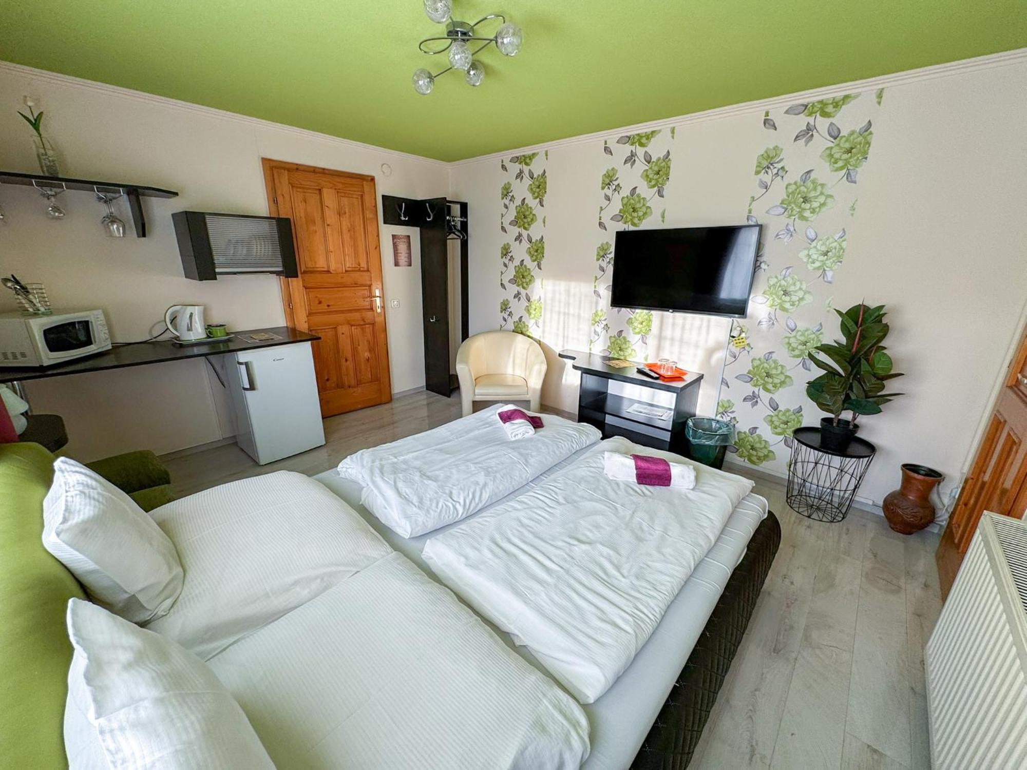 Hotel Ejjelibagoly Vendeghaz Szentes Pokoj fotografie